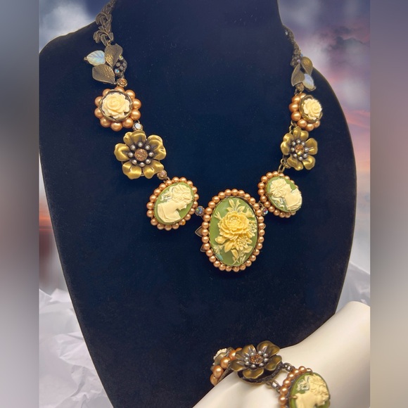 La Contessa by Mary DeMarco Victorian Cameo Sunflower Necklace & Bracelet - Picture 3 of 9